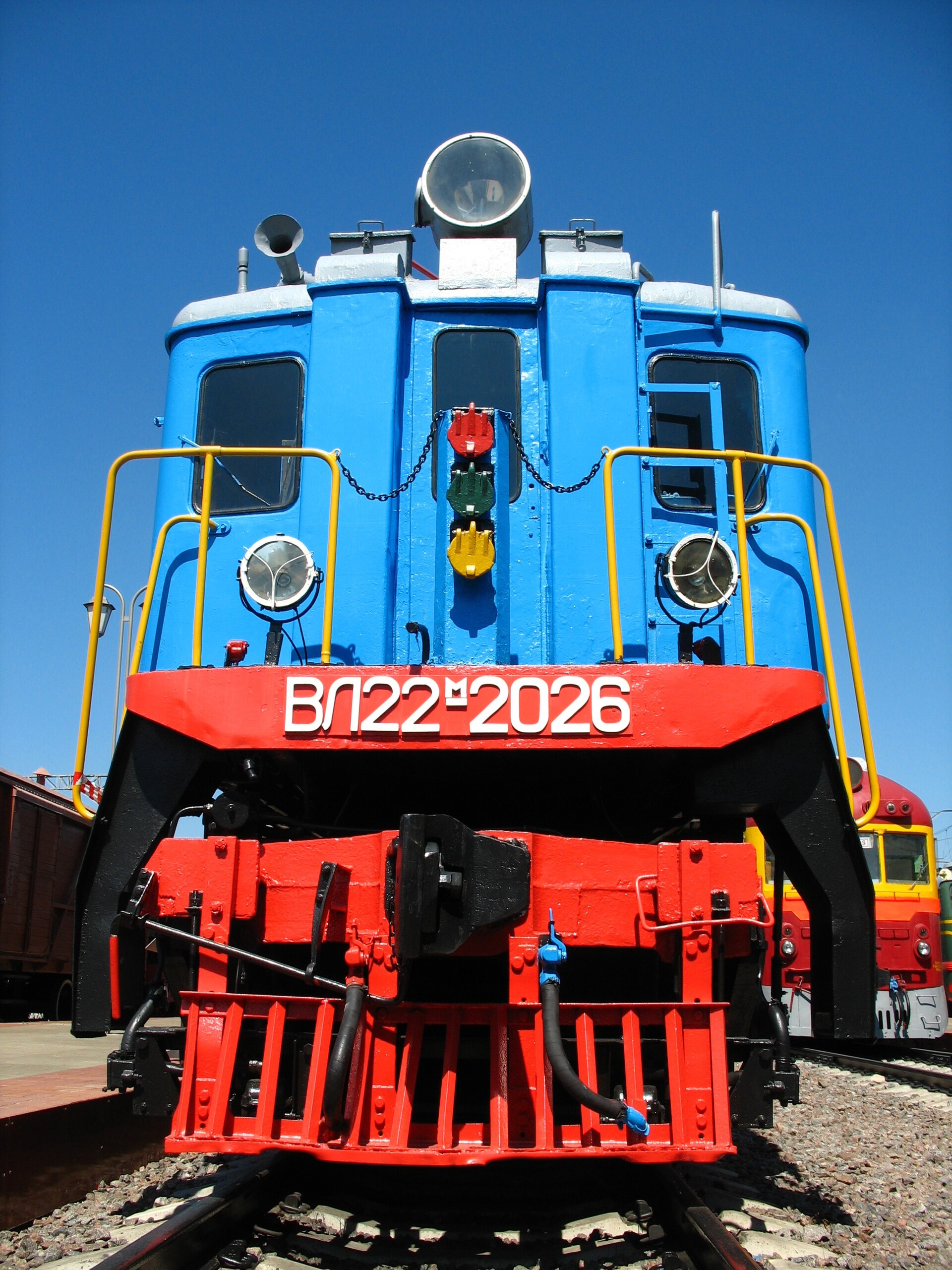 Electric locomotive VL22m front